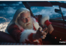 John Travolta revive Grease como Papai Noel em nova campanha do Capital One Quicksilver